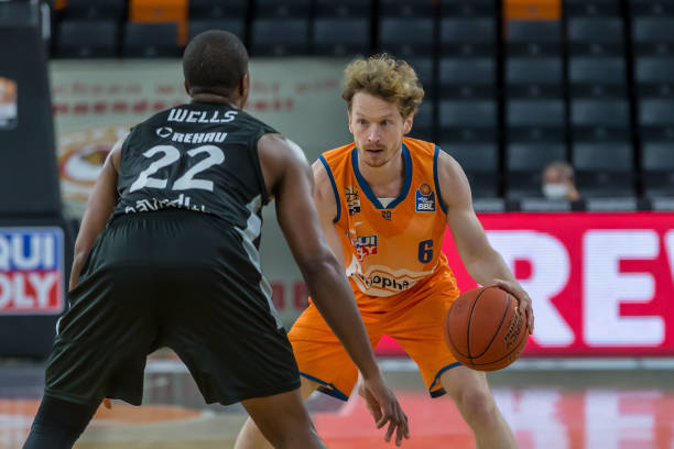 同时脚下灵 同时脚下灵